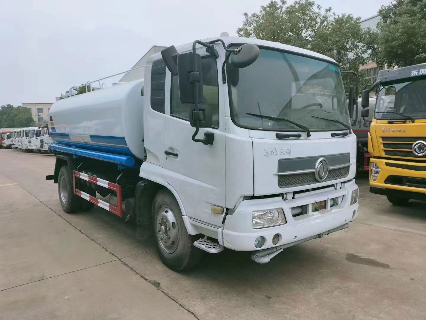 Camión cisterna de agua Dongfeng 12CBM para limpieza de calles