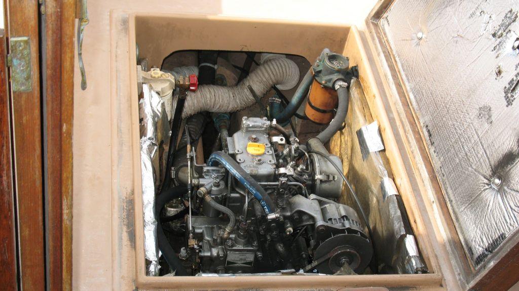 ¿Cómo simplifica CustomsVehicle la adquisición transfronteriza de componentes de motores de maquinaria pesada?