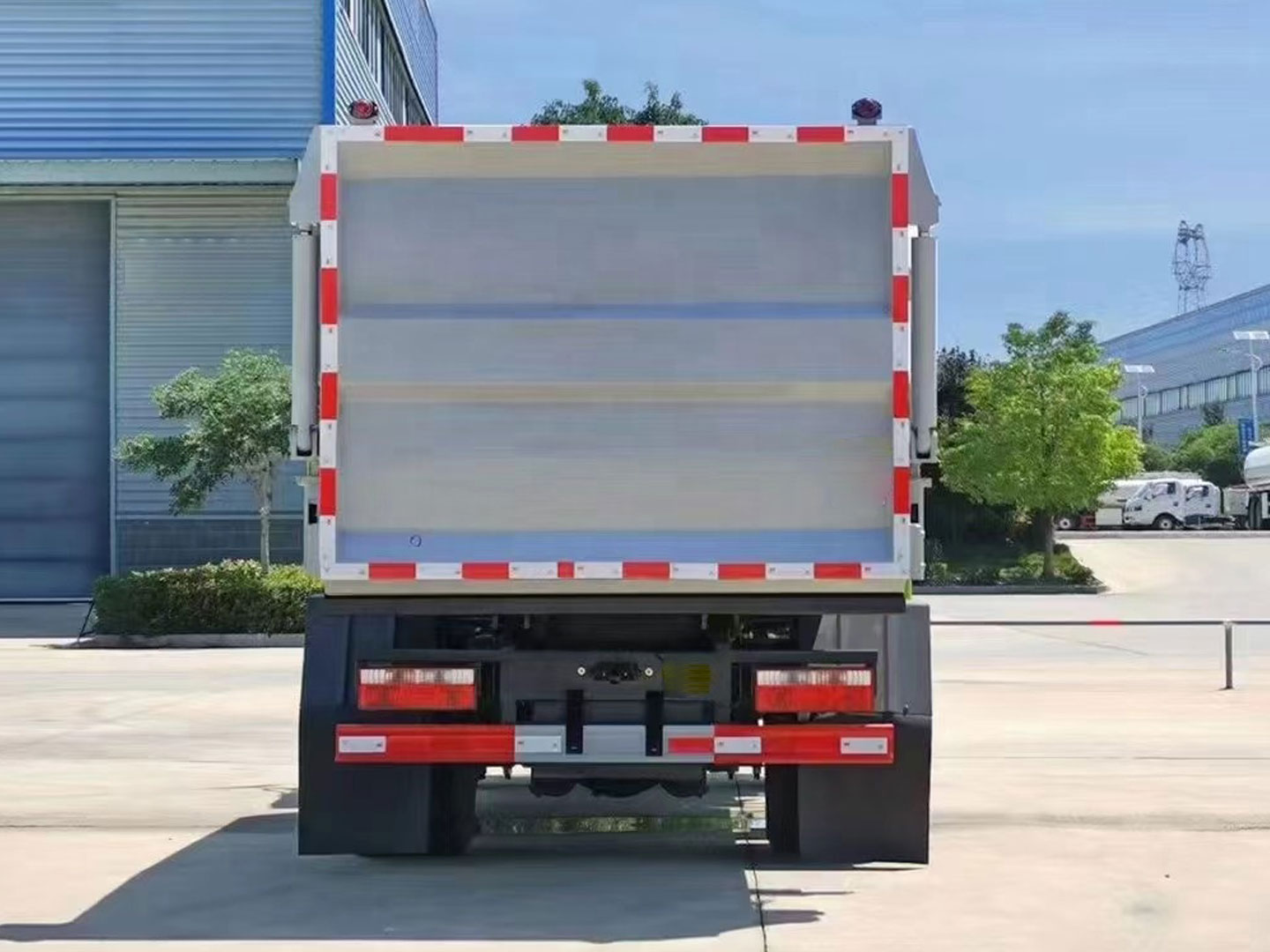 Camión de basura con volcado de fabricación especial tipo colgado lateral