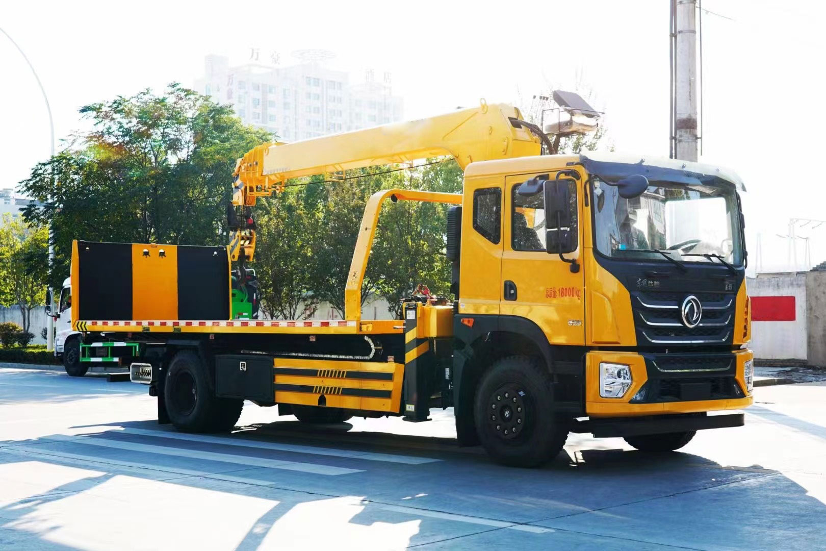 Camión grúa de remolque Dongfeng de 8 toneladas, 1 tirón y 2 autos